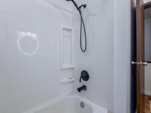 305 Lancaster Terrace, Edmonton, AB - Indoor Photo Showing Bathroom