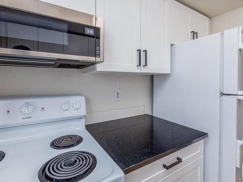 305 Lancaster Terrace, Edmonton, AB - Indoor Photo Showing Kitchen