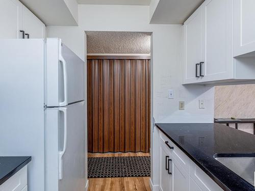 305 Lancaster Terrace, Edmonton, AB - Indoor Photo Showing Kitchen