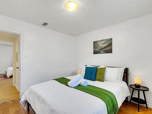 10845 65 Avenue, Edmonton, AB - Indoor Photo Showing Bedroom