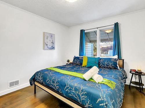 10845 65 Avenue, Edmonton, AB - Indoor Photo Showing Bedroom