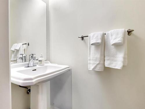 10845 65 Avenue, Edmonton, AB - Indoor Photo Showing Bathroom