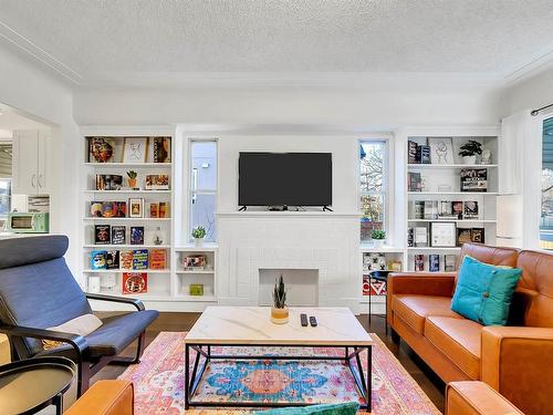 10845 65 Avenue, Edmonton, AB - Indoor Photo Showing Living Room