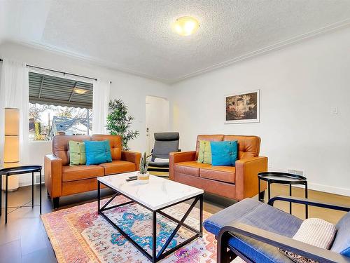 10845 65 Avenue, Edmonton, AB - Indoor Photo Showing Living Room