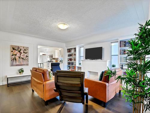 10845 65 Avenue, Edmonton, AB - Indoor Photo Showing Living Room