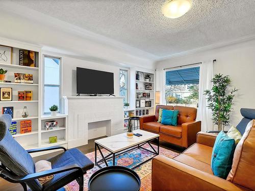 10845 65 Avenue, Edmonton, AB - Indoor Photo Showing Living Room