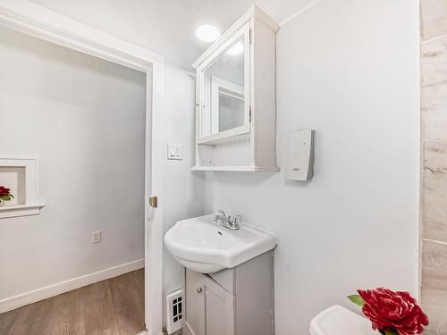 11527 97 Street, Edmonton, AB - Indoor Photo Showing Bathroom