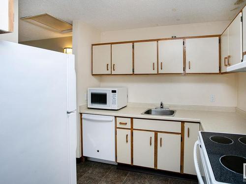 106 9854 88 Avenue, Edmonton, AB - Indoor Photo Showing Kitchen