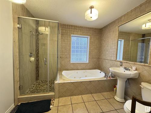 10824 83 Avenue, Edmonton, AB - Indoor Photo Showing Bathroom