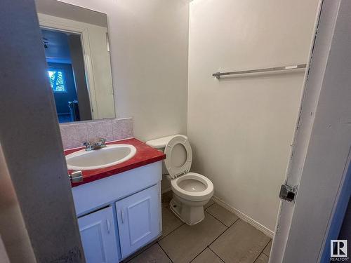 8205 115 Avenue, Edmonton, AB - Indoor Photo Showing Bathroom