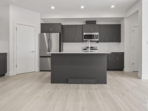 3341 Erlanger Bend Bend, Edmonton, AB - Indoor Photo Showing Kitchen With Upgraded Kitchen