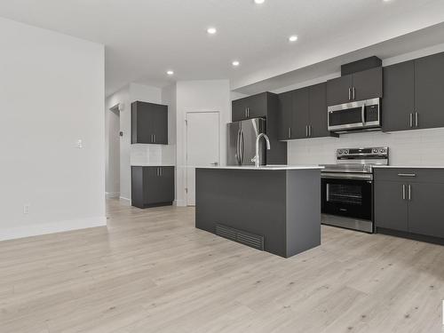 3341 Erlanger Bend Bend, Edmonton, AB - Indoor Photo Showing Kitchen With Upgraded Kitchen