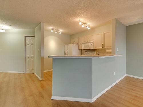 414 11716 100 Avenue, Edmonton, AB - Indoor Photo Showing Kitchen