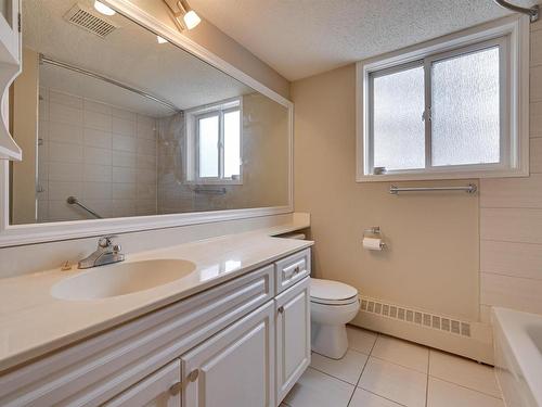 414 11716 100 Avenue, Edmonton, AB - Indoor Photo Showing Bathroom