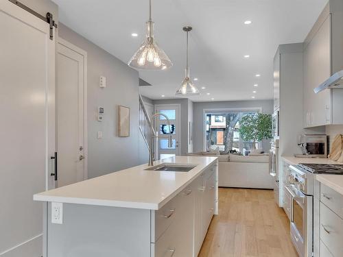 9511 70 Avenue, Edmonton, AB - Indoor Photo Showing Kitchen With Upgraded Kitchen