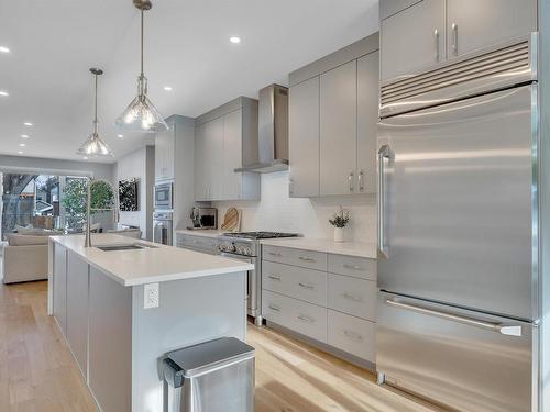 9511 70 Avenue, Edmonton, AB - Indoor Photo Showing Kitchen With Upgraded Kitchen