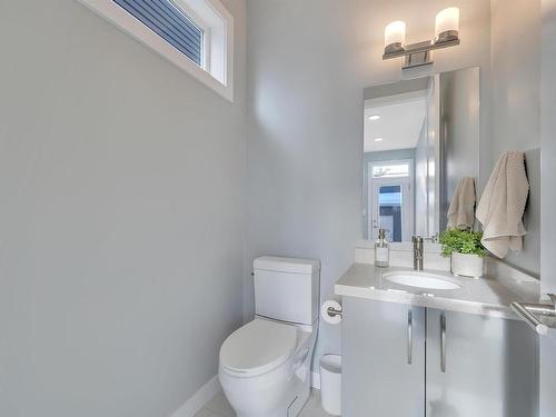 9511 70 Avenue, Edmonton, AB - Indoor Photo Showing Bathroom