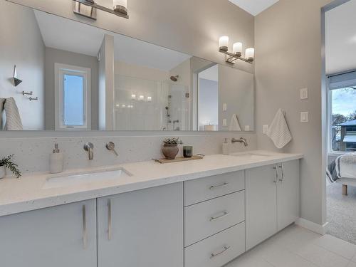 9511 70 Avenue, Edmonton, AB - Indoor Photo Showing Bathroom