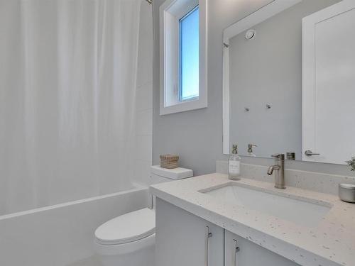 9511 70 Avenue, Edmonton, AB - Indoor Photo Showing Bathroom