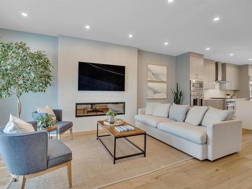 9511 70 Avenue, Edmonton, AB - Indoor Photo Showing Living Room