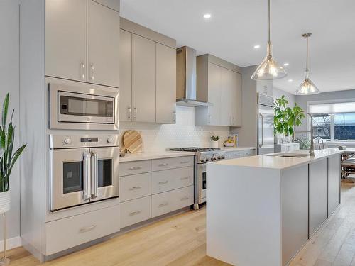 9511 70 Avenue, Edmonton, AB - Indoor Photo Showing Kitchen With Upgraded Kitchen