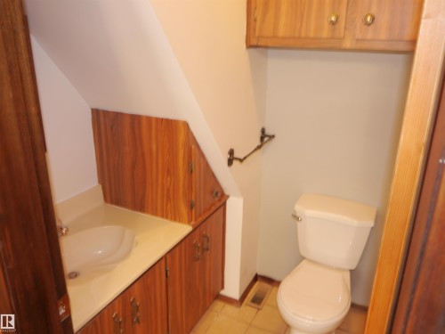 4907 & 4911 47 Avenue, Stony Plain, AB - Indoor Photo Showing Bathroom