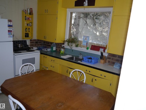 4907 & 4911 47 Avenue, Stony Plain, AB - Indoor Photo Showing Kitchen