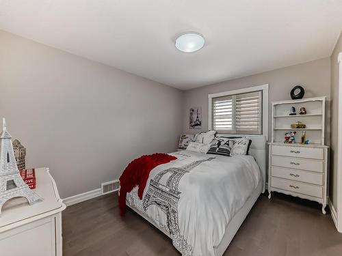 1527 Haswell Close, Edmonton, AB - Indoor Photo Showing Bedroom