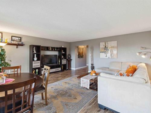 305 8707 107 Street, Edmonton, AB - Indoor Photo Showing Living Room