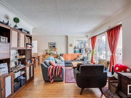 8739 Strathearn Crescent, Edmonton, AB - Indoor Photo Showing Living Room