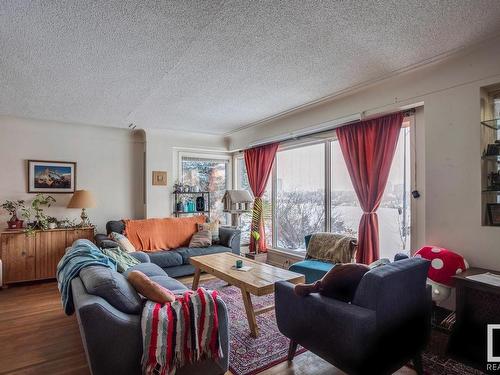 8739 Strathearn Crescent, Edmonton, AB - Indoor Photo Showing Living Room