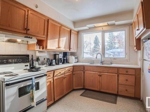 8739 Strathearn Crescent, Edmonton, AB - Indoor Photo Showing Kitchen