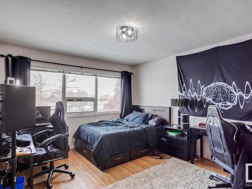 8739 Strathearn Crescent, Edmonton, AB - Indoor Photo Showing Bedroom