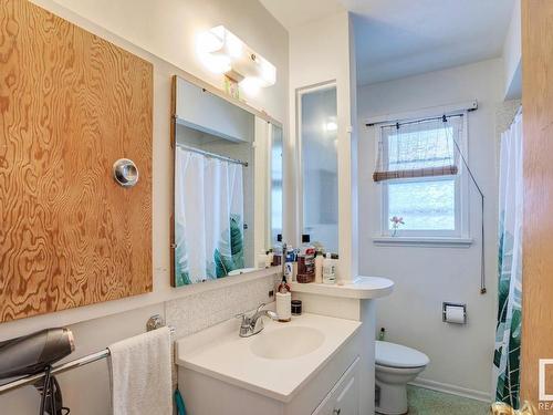 8739 Strathearn Crescent, Edmonton, AB - Indoor Photo Showing Bathroom