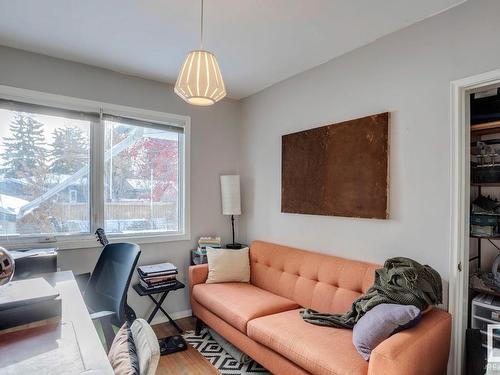 8739 Strathearn Crescent, Edmonton, AB - Indoor Photo Showing Living Room