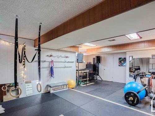 8739 Strathearn Crescent, Edmonton, AB - Indoor Photo Showing Garage