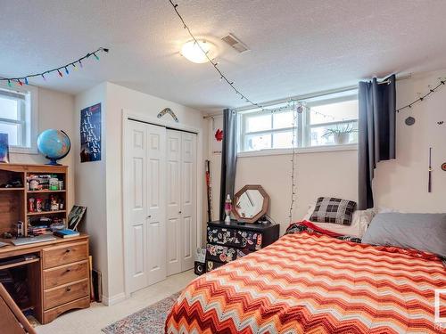 8739 Strathearn Crescent, Edmonton, AB - Indoor Photo Showing Bedroom