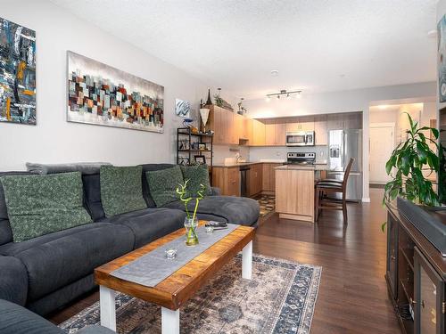 409 10518 113 Street, Edmonton, AB - Indoor Photo Showing Living Room