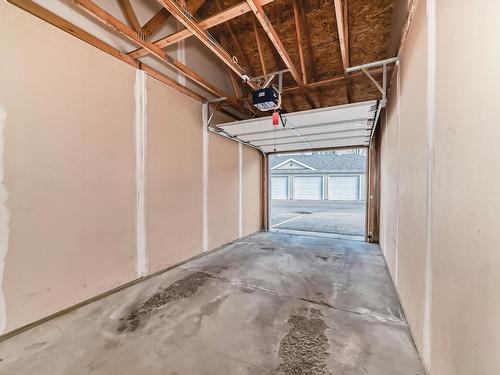 69 3040 Spence Wynd, Edmonton, AB - Indoor Photo Showing Garage