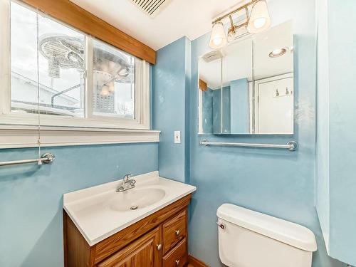 4515 20A Avenue, Edmonton, AB - Indoor Photo Showing Bathroom