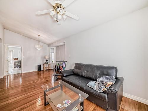 4126 33A Avenue, Edmonton, AB - Indoor Photo Showing Living Room