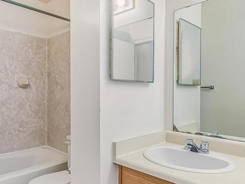 16 7604 29 Avenue, Edmonton, AB - Indoor Photo Showing Bathroom