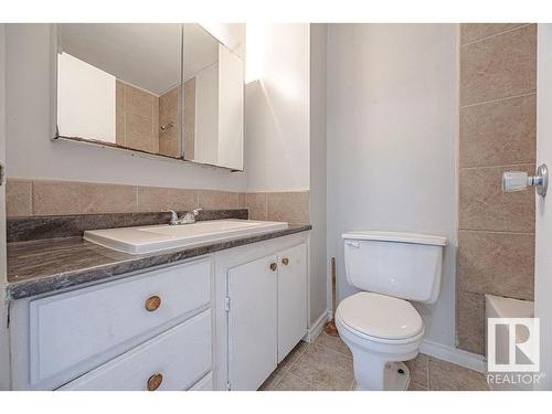 6117 120 Avenue, Edmonton, AB - Indoor Photo Showing Bathroom