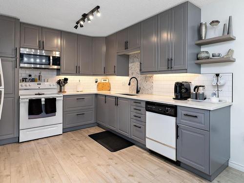 212 15499 Castle Downs Road, Edmonton, AB - Indoor Photo Showing Kitchen