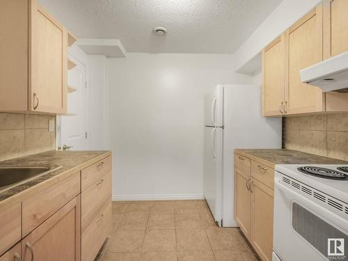 8 Foxhaven Crescent, Sherwood Park, AB - Indoor Photo Showing Kitchen