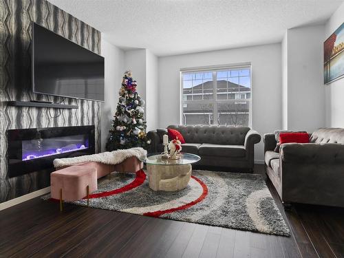 2031 52 Street Sw, Edmonton, AB - Indoor Photo Showing Living Room