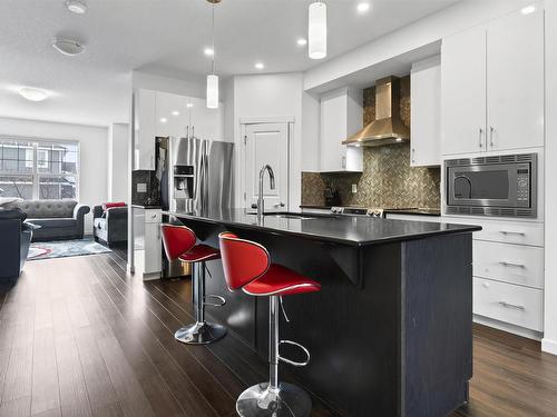 2031 52 Street Sw, Edmonton, AB - Indoor Photo Showing Kitchen With Upgraded Kitchen