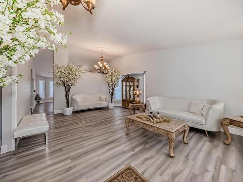 10735 Beaumaris Road, Edmonton, AB - Indoor Photo Showing Living Room