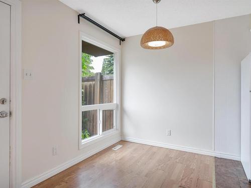 528 Abbottsfield Road, Edmonton, AB - Indoor Photo Showing Kitchen