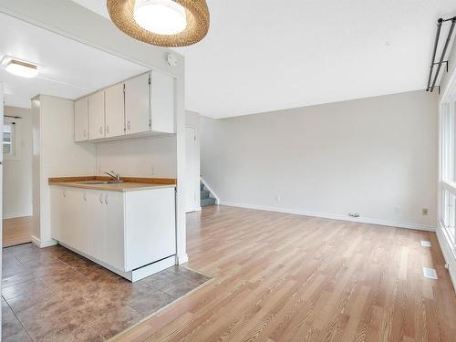 528 Abbottsfield Road, Edmonton, AB - Indoor Photo Showing Kitchen